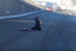 В Киеве полураздетая женщина качалась по проезжей части и билась головой об асфальт