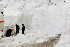 В Таджикистане погибли семь человек из-за схода лавин