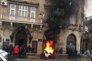 В центре Львова горят шины у суда