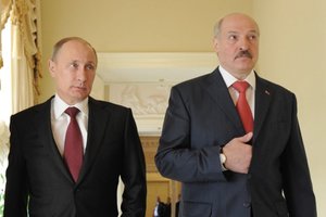 Опять в спину: размолвку Путина и Лукашенко активно обсуждают в сети
