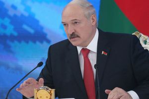 Лукашенко просит РФ дать Беларуси военные самолеты вместо размещения военной базы
