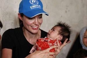 Анджелина Джоли снова хочет усыновить ребенка - СМИ