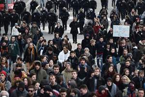 Протесты в пригороде Парижа: Полиция применила силу