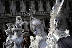В Венеции ярким световым шоу открылся знаменитый карнавал