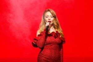 Тина Кароль в эффектном красном наряде представила новое видео ко Дню святого Валентина