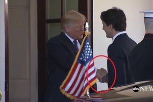 Премьер Канады Трюдо устоял перед фирменным рукопожатием Трампа