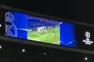 Перед матчем "Реал" - "Наполи" на стадионе в Мадриде посмеялись над "Барселоной"