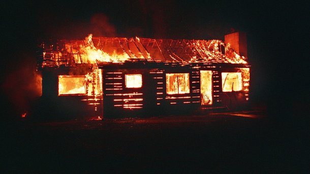 Брошенный дом загорелся. Фото: pixabay.com