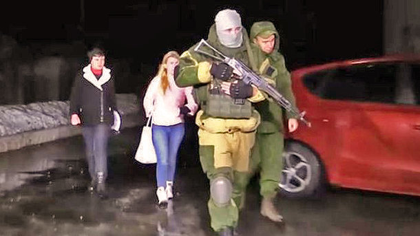 Савченко в сопровождении боевиков на Донбассе. Фото: Твиттер
