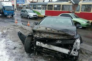 В Харькове Lexus врезался в трамвай