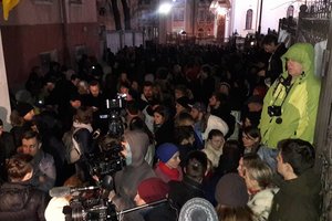 Десятки активистов продолжают блокировать выезды с территории суда, где возобновлено рассмотрение дела Насирова