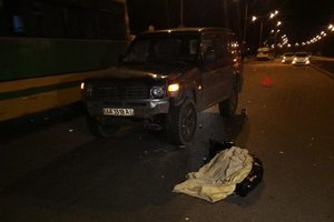 В Киеве девушка, перебегая дорогу, погибла под колесами авто