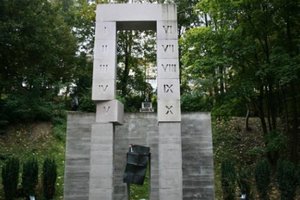 Во Львове вандалы осквернили памятник расстрелянным польским профессорам