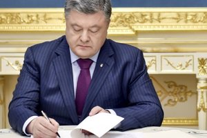 Порошенко ввел в действие санкции против банков с российским капиталом в Украине