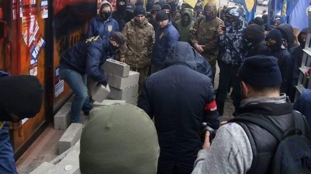 В Тернополе активисты замуровали бетонными плитами сооружение «Сбербанка»