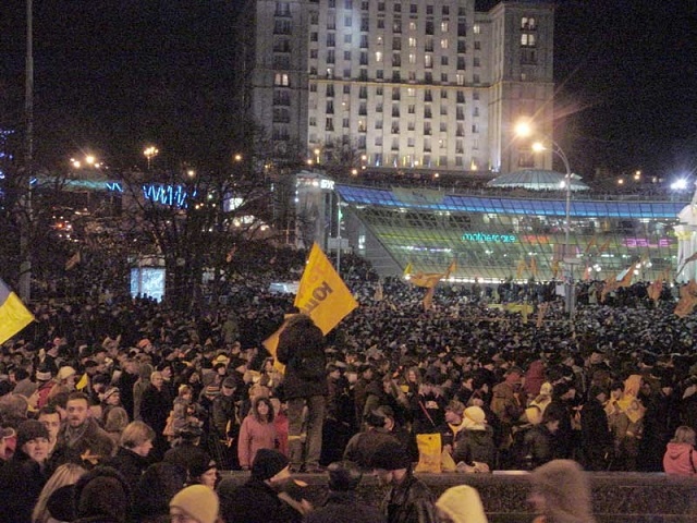 kiev_independence_square_orange_revolution_22-11-2004_01