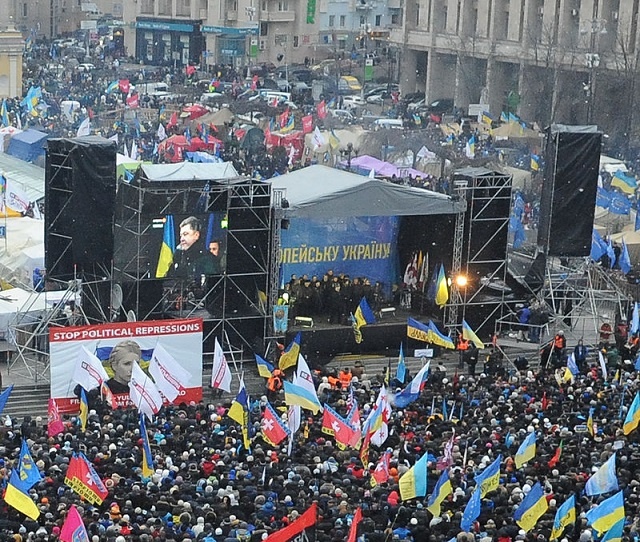 petro_poroshenko_addresses_euromaidan