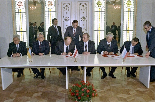rian_archive_848095_signing_the_agreement_to_eliminate_the_ussr_and_establish_the_commonwealth_of_independent_states