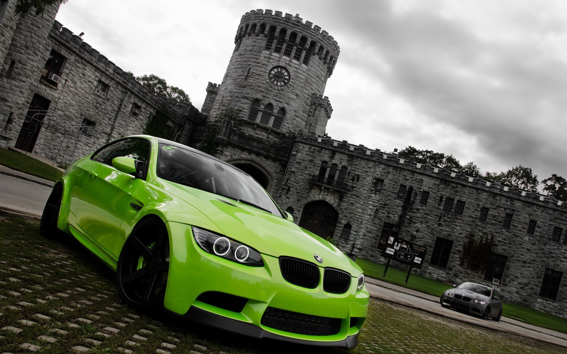 машины зеленого цвета 
