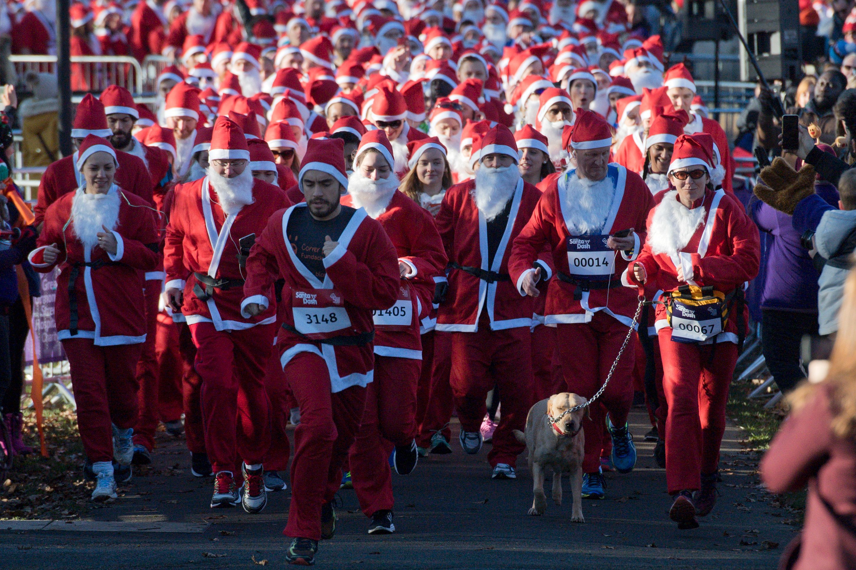 Люди в красном: 8 тысяч Санта-Клаусов устроили массовый забег в Ливерпуле  