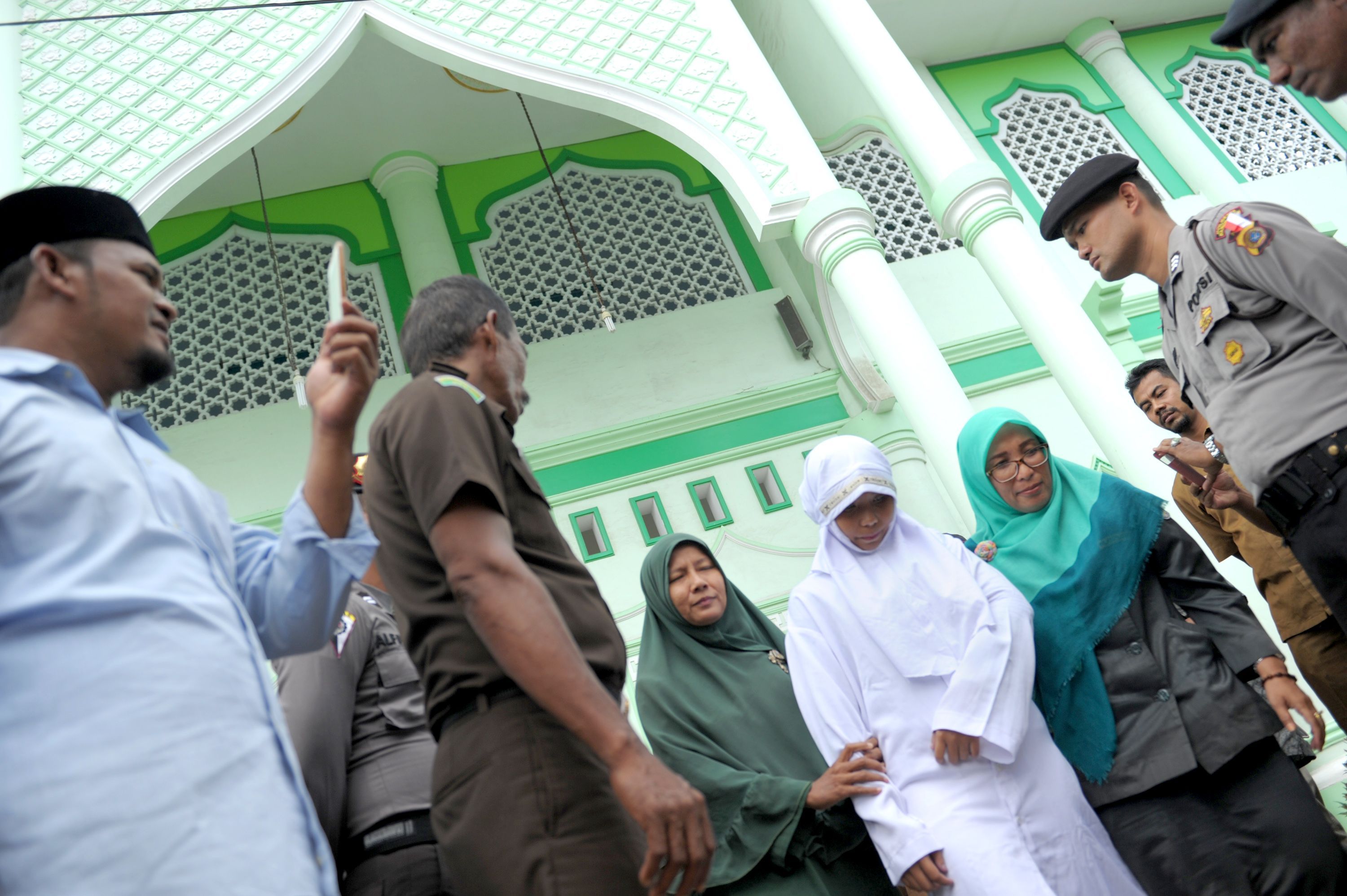 В Индонезии перед мечетью девушке устроили публичную порку  