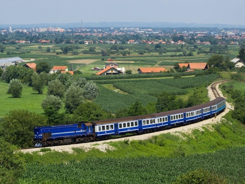 train_structure_dark_blue_fields_trees_from_above_city_suburb_distance_summer_railway_62716_800x600