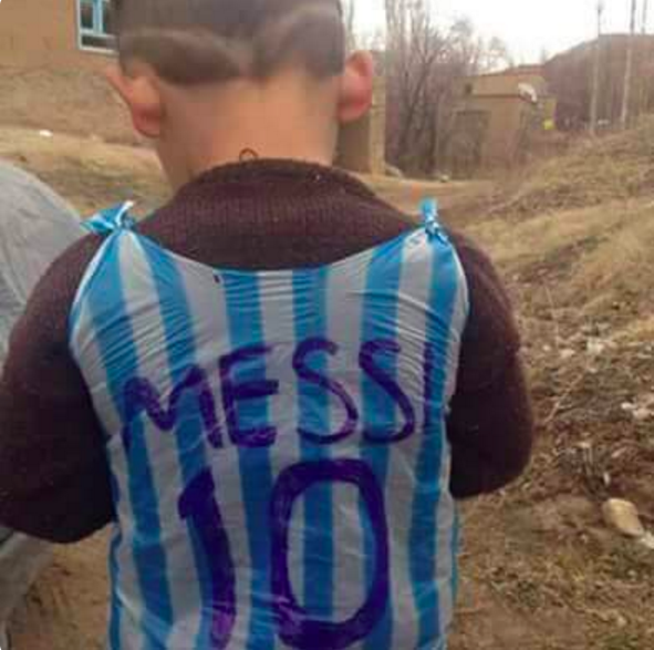 В Афганістані знайшли хлопчика, який зробив футболку Мессі з пакета - фото 1