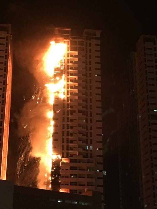 В ОАЭ загорелись два жилых небоскреба  (фото,видео) 