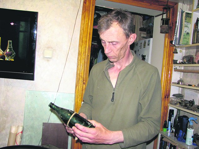 Александр Саморуков собрал в квартире десятки артефактов, найденных в подземельях Одессы. Фото: Е. Васюкова