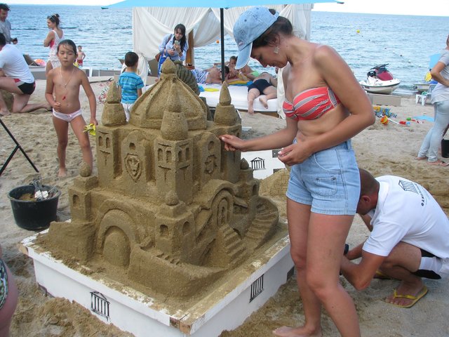 Средневековый замок. Построили за шесть часов и из 1,5 тонны песка. Фото: Елена Васюкова