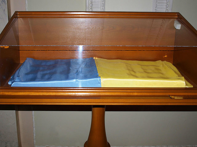 Первый легендарный флаг, который внесли в сессионный зал, сейчас хранится в экспозиции Музея новостей, туда его передали из музея Верховной рады Украины. Фото: uk.wikipedia.org