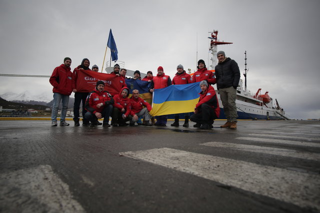Вместе с командой информационной программы «Сегодня» телеканала «Украина» отечественный флаг успел покорить и заснеженную Антарктиду. Фото: Архив