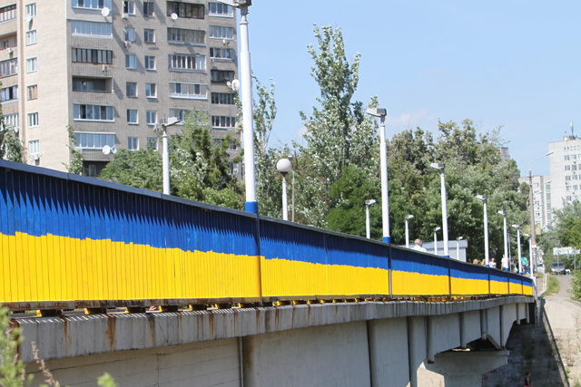 В 2014 г. окрасился в желто-синие цвета и пешеходный мост на Русановке. Фото: Анастасия Искрицкая
