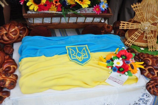 Нередко украинский флаг можно увидеть на различных сладостях, тортах или пирожных, которые пользуются большим спросом как раз накануне государственных праздников. Фото: bukpravda.cv.ua