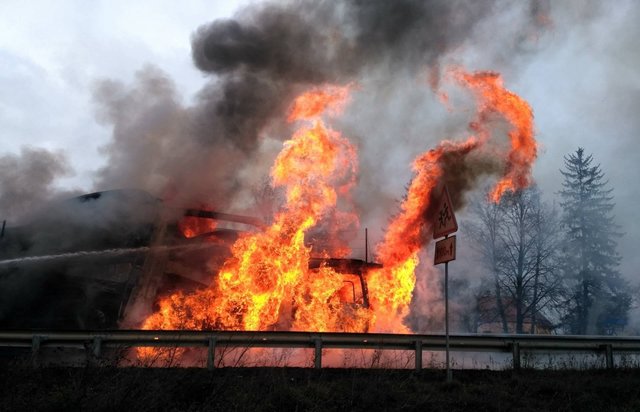 Под Ровно столкнулись два грузового автомобиля: сгорели шофёр и новые джипы