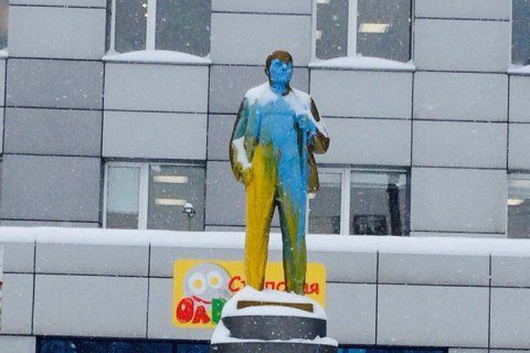 Неизвестные раскрасили памятник Ленину в цвета украинского флага