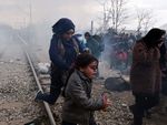 Сотни беженцев с боем прорвались из Греции в Македонию  (фото)  