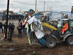 Во Франции начали бульдозерами сносить лагеря для нелегалов  (фото)  