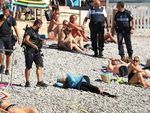 ФОТОФАКТ. Как полиция Франции заставляет снимать буркини прямо на пляже 