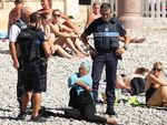 ФОТОФАКТ. Как полиция Франции заставляет снимать буркини прямо на пляже 