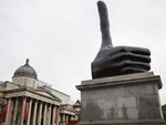 В центре Лондона установили руку с поднятым вверх пальцем (фото) 