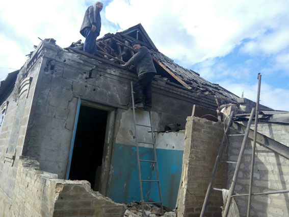 Повреждены 8 домов: милиция показала последствия обстрела террористами Марьинки