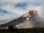Остров невезения: на Суматре вновь разбушевался вулкан (фото)  