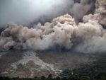 Остров невезения: на Суматре вновь разбушевался вулкан (фото)  