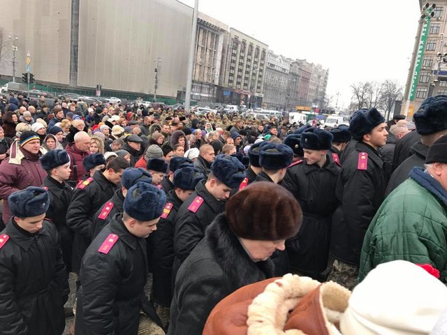 На Майдане не менее 2 тыс. человек прощаются с солдатами, погибшими под Авдеевкой