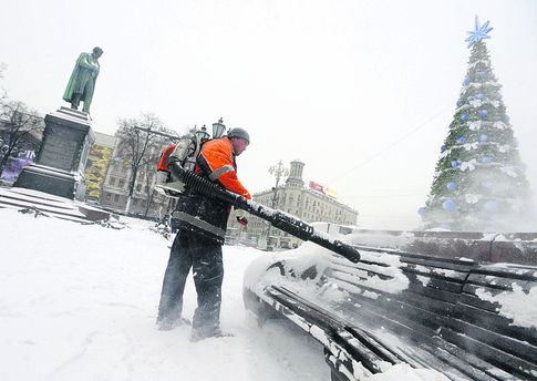 Киевляне чистят снег сами, а в Штатах с лопатами выходит нацгвардия ,в Рейкьявике проверяют дороги скользкомером . _2afa0373ee85e3431cc9cf8fdb9ec866