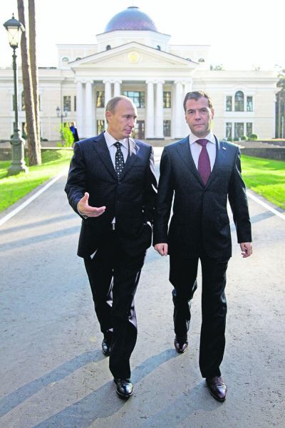 Медведев и Путин возле своего дома