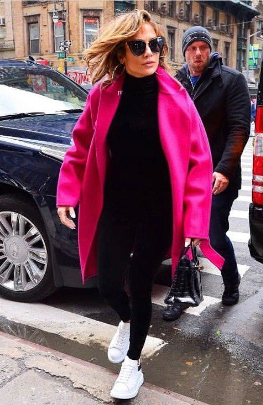 Дженнифер Лопес вышла на прогулку со своим женихом в розовом пальто и кроссовках