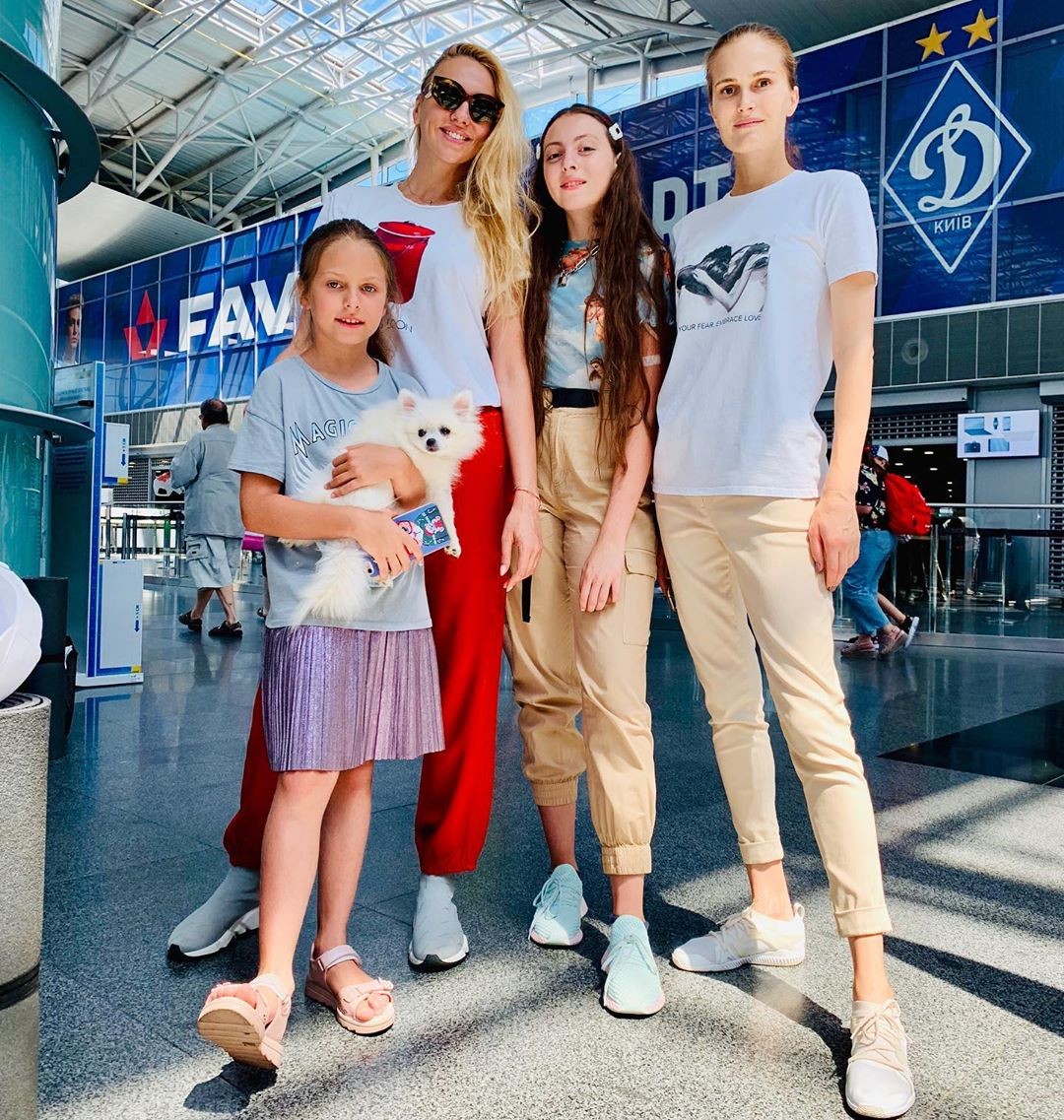 Оля Полякова разом з дочками Машею та Алісою