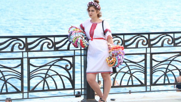 Девушка на набережной. Фото: RoksolanaToday&amp;Крым